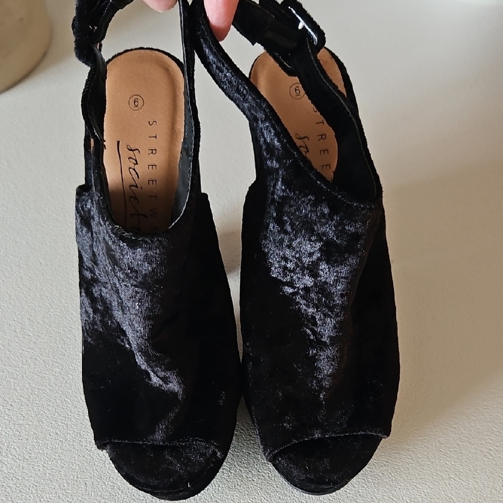 Women Black Velvet Shoes Size 6